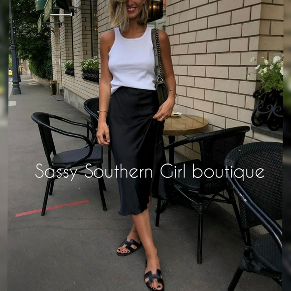 🆕⭐ Black matte satin midi skirt - Picture 5 of 11